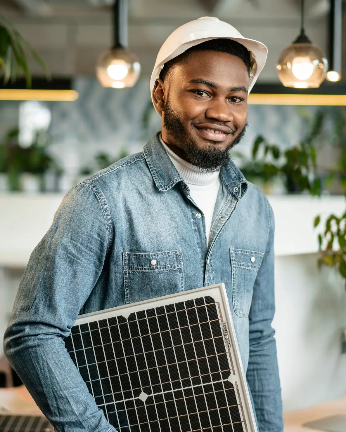 Profissional da HAV Energia Solar apresentando um módulo fotovoltaico