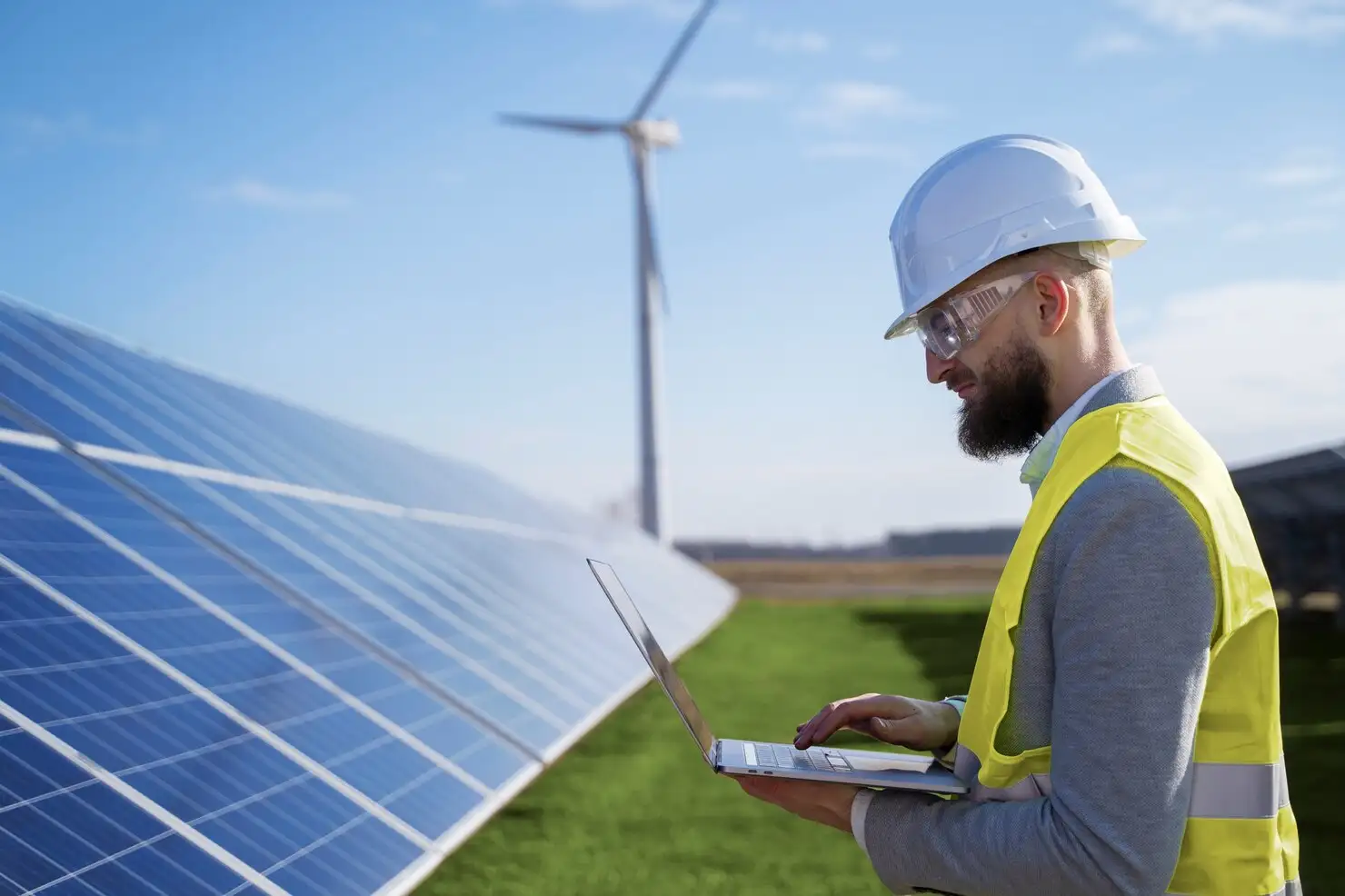 Engenheiro analisando dados de operação de uma usina solar
