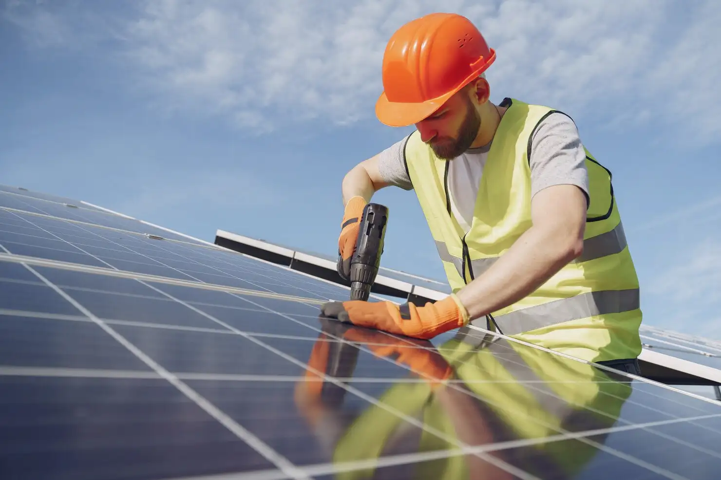 Profissional realizando a instalação de módulos fotovoltaicos